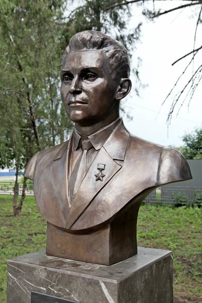 Ст. Днепровская Бюсты