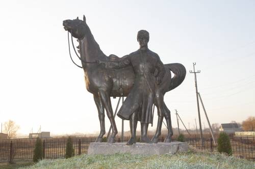 Памятник народному герою Кизбечу Шеретлуко в Афипсипе фотография № 1